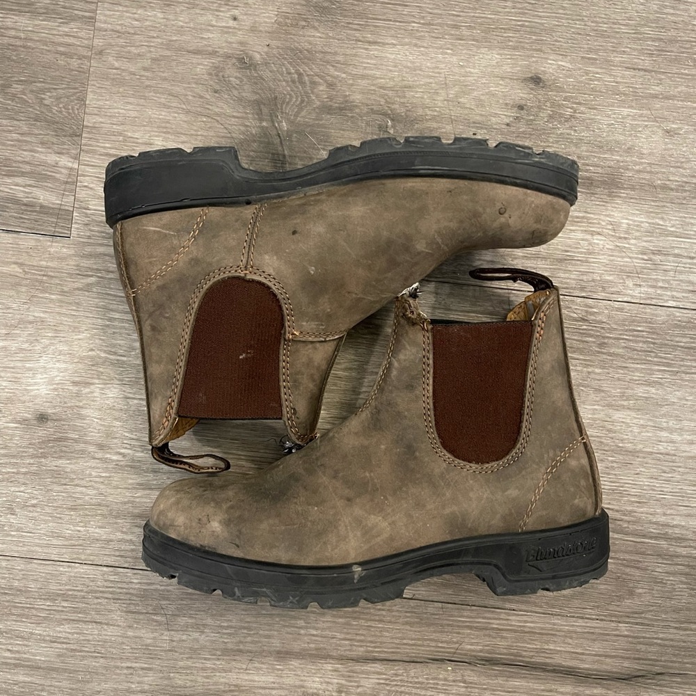Blundstone rustic brown size 6 women’s.
